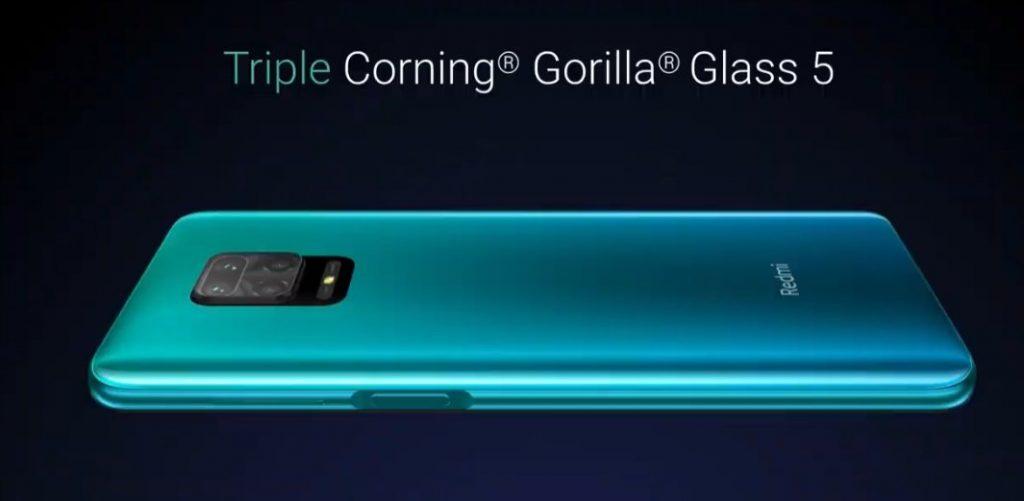 Смартфон закрыт защитным стеклом Corning Gorilla Glass пятого поколения